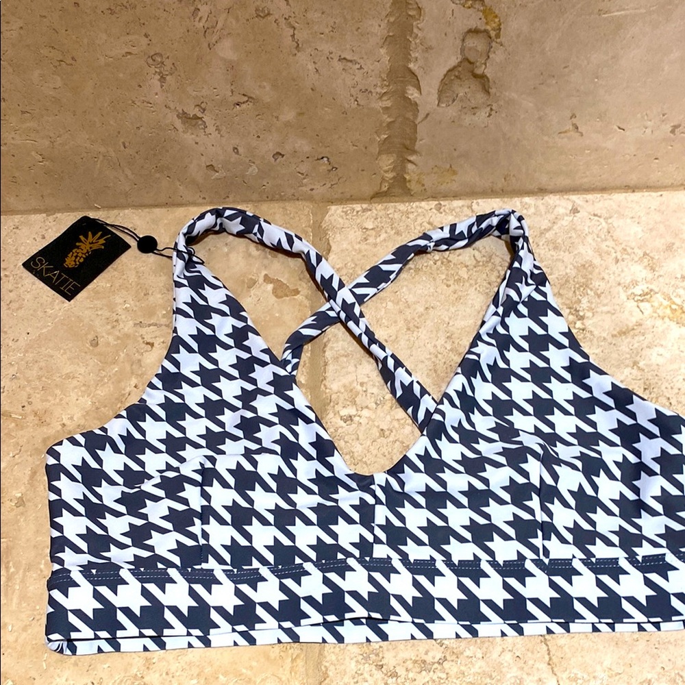New Skatie Grey & White Sports Bra, XL, 21% Spandex, made in Los Angeles